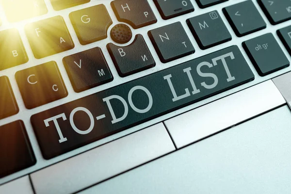 Scrivere nota che mostra To do List. Foto aziendale che mostra un elenco di attività da completare e organizzare in base al tasto tastiera Pc prioritario con carta nota vuota sopra lo spazio di copia di sfondo. — Foto Stock