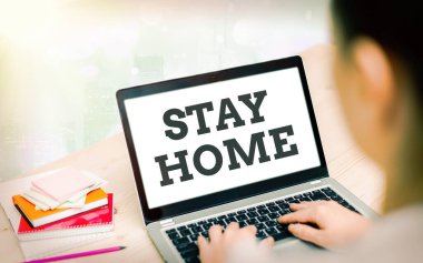 Stay Home Save Lives 'ı gösteren bir not yazıyorum. İş fotoğraflarının gösterilmesi hastalıklı hastaların sayısını azaltmak için modern cihazların beyaz ekranını renkli bokeh arkaplan altında bırakmıyor..