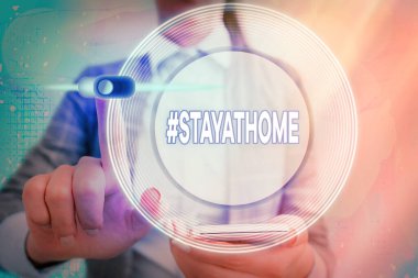 Kelime yazma etiketi Evde kal. Sosyal medyada koronvirüs salgınıyla ilgili bir trend etiketi için iş konsepti web veri bilgi güvenliği uygulama sistemi için asma kilit.