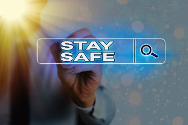 Stay Safe 'i gösteren bir not yazıyorum. İş fotoğrafı gösterimi tehlike, zarar veya makaleleri saklamak için güvenli Web araması dijital bilgi fütüristik teknoloji ağı bağlantısı.
