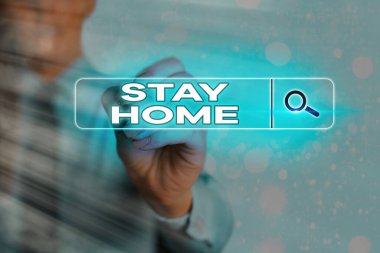 Stay Home 'u gösteren bir not yazıyorum. İş fotoğrafı gösterimi bir etkinlik için dışarı çıkmayın ve evde ya da evde kalın. Dijital bilgi fütüristik teknoloji ağı bağlantısını arayın..