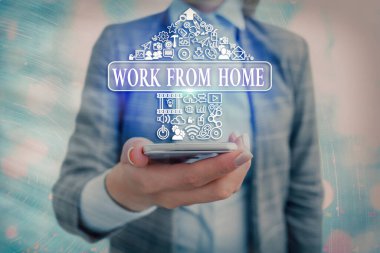 Evden Çalışmalar 'ı gösteren mesaj işareti. Şirketle temel olarak evden iletişim kuran kavramsal fotoğraf esnek dijital teknoloji ağ bağlantısı bilgi öğeleri simgesi.