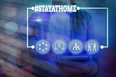 Hashtag 'in evde kaldığını gösteren kavramsal el yazısı. İş fotoğrafı sosyal medyada Coronvirus salgınıyla ilgili bir trend etiketi metni Dijital teknoloji ağı bilgileriyle ilgili