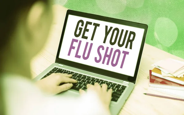 写便条，上面写着"让你的流感被射中"每年都会提供展示免疫接种的商业照片，以防止流感现代小玩意在五颜六色的Bokeh背景下出现白屏. — 图库照片