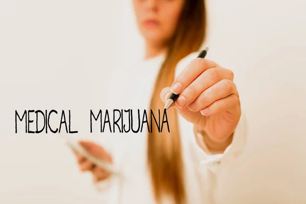 Ordskrivande text Medicinsk Marijuana. Affärsidé endast receptbelagt och används för att behandla sjukdom Modell som visar olika bilder av förvaringspennan redo för kampanjanvändning. — Stockfoto