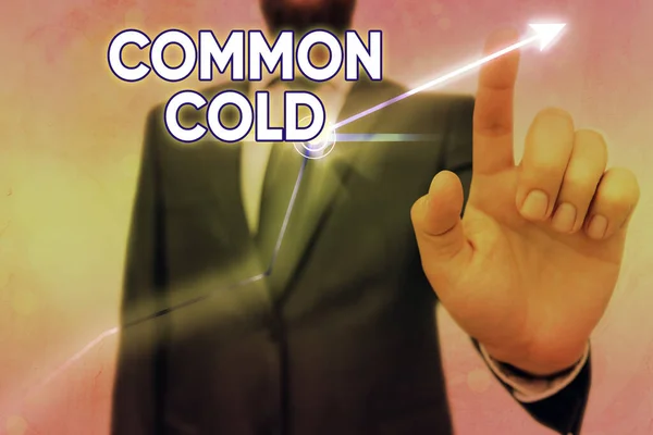 Käsiala tekstiä kirjallisesti Common Cold. Käsite tarkoittaa virusinfektio ylähengitysteissä vaikuttaa ensisijaisesti nenän nuoli symboli menee ylöspäin osoittaa merkittävää saavutusta. — kuvapankkivalokuva