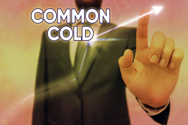 Scrittura di testi a mano Common Cold. Concetto che significa infezione virale nel tratto respiratorio superiore che colpisce principalmente il naso Simbolo freccia andando verso l'alto punti di denotazione che mostrano risultati significativi. — Foto Stock