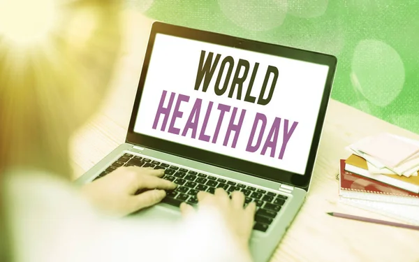 Nota de redação mostrando o Dia Mundial da Saúde. Foto de negócios mostrando o dia global de conscientização de saúde comemorado todos os anos em 7 de abril Tela branca de gadgets modernos sob fundo bokeh colorido . — Fotografia de Stock