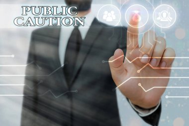 Uyarıyı gösteren bir not yazıyorum. Potansiyel bir risk sistemi yöneticisi denetimi, dişli yapılandırma araçları kavramını ifade etmek için halka verilen resmi uyarıyı gösteren iş fotoğrafı.