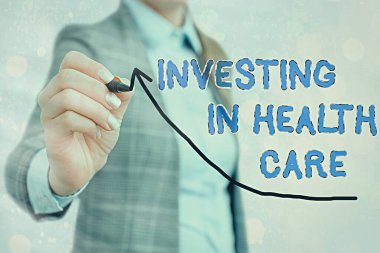 Sağlık Hizmetlerine Yatırım 'ı gösteren bir not yazıyorum. İş fotoğrafı sergisi, büyüme kavramını belirten dijital ok başı eğrisinin bakımı veya iyileştirilmesi üzerine para koydu.