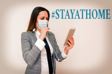 Hashtag yazan el yazısı. Evde kal. Kavram, sosyal medyada Coronvirus salgınıyla ilgili bir trend etiketi anlamına geliyor. Sağlık bilincini bir dizi tıbbi önlem ile destekliyor.