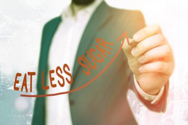 Daha Az Şeker Ye 'yi gösteren bir not yazıyorum. İş fotoğraflarının gösterilmesi şeker alımını azaltıyor ve sağlıklı bir diyet yiyor zengin gıdalar Dijital ok başı eğrisi büyüme gelişimi kavramını gösteriyor.