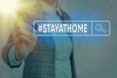 Hashtag 'in evde kaldığını gösteren bir not yazıyorum. Sosyal medyada Coronvirus salgınıyla ilgili bir trend etiketini gösteren iş fotoğrafı. İnternet arama dijital bilgi fütüristik teknoloji ağı