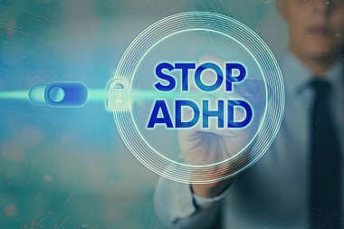 Stop Adhd 'ı gösteren not yazılıyor. İş fotoğrafı gösterimi, bir çocuğun beyin ve davranışlarını etkileyen bir rahatsızlığı tedavi eder. Ağ veri güvenliği uygulama sistemi için asma kilit.