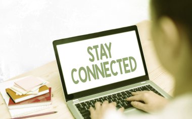 Stay Connected 'ı gösteren kavramsal el yazısı. Sosyal profesyonel ilişkinin sürmesi için iş fotoğrafı metni. Renkli arka plan altında modern cihazlar beyaz ekran..