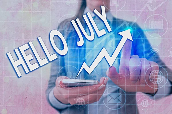 Escribiendo nota que muestra Hello July. Foto de negocios que muestra la expresión de emoción para el próximo mes festivo de vacaciones símbolo de flecha va hacia arriba que muestra el logro significativo . — Foto de Stock