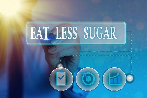 Píšu dopis, na kterém je "Jíst méně cukru". Obchodní foto představení snížení příjmu cukru a jíst zdravou stravu bohaté potraviny Informační digitální technologie sítě infografické prvky. — Stock fotografie