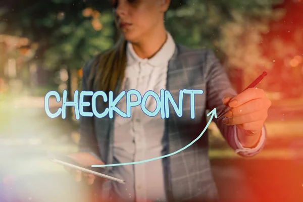 Tekst schrijven Checkpoint. Bedrijfsconcept voor bemande entree, waarbij reizigers worden onderworpen aan veiligheidscontroles digitale pijlpunt curve stijgende opwaartse aanduiding van de groei ontwikkeling concept. — Stockfoto