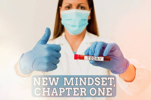 New Mindset, Chapter 1 을 보여 주는 필기 노트. 건강 진단을 위해 열심 히 일하는 실험실의 혈액 검사 표본을 개선하는 태도 와사 고방식에 대한 변화를 보여 주는 사업 사진. — 스톡 사진