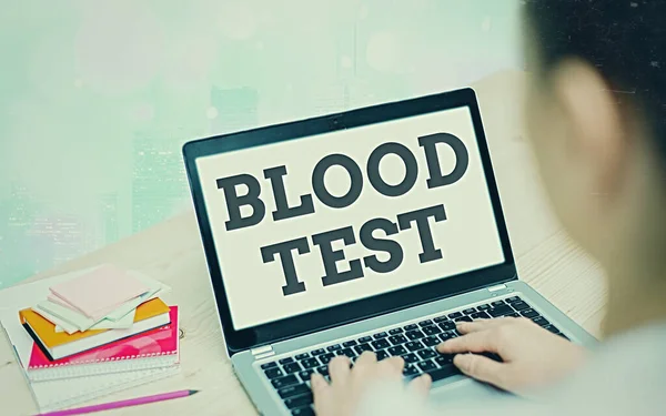 Kan Testi 'ni gösteren not yazıyorum. Bir organizmadan alınan kan örneğini laboratuvar analizi için kullanıyoruz. Renkli arka plan altında modern cihazlar beyaz ekran.. — Stok fotoğraf