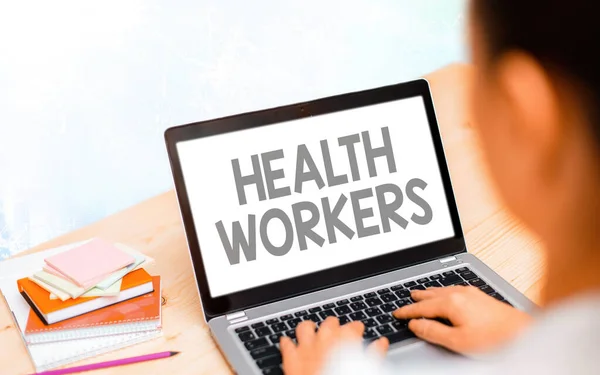 Εννοιολογική γραφή στο χέρι που δείχνει τους εργαζόμενους στην υγεία. Business photo κείμενο που δείχνει ποιανού δουλειά είναι να προστατεύσει την υγεία των κοινοτήτων τους Σύγχρονη gadgets λευκή οθόνη κάτω από πολύχρωμο φόντο bokeh. — Φωτογραφία Αρχείου