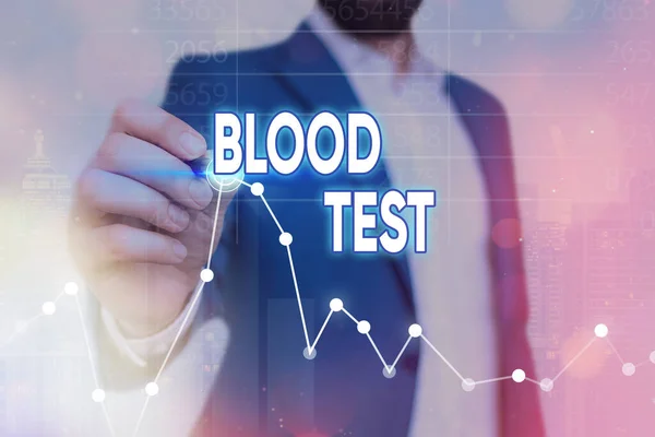 Escribiendo una nota que muestra el análisis de sangre. Muestra de sangre extraída de un organismo para perfumar un análisis de laboratorio Símbolo de flecha que va hacia arriba mostrando logros significativos . — Foto de Stock