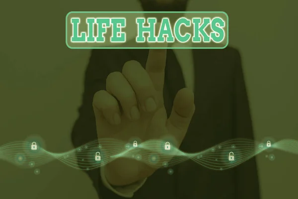 Słowa piszące tekst Life Hacks. Koncepcja biznesowa strategii lub techniki przyjętej w celu efektywnego zarządzania działalnością Grafika kłódki dla systemu aplikacji bezpieczeństwa danych internetowych. — Zdjęcie stockowe