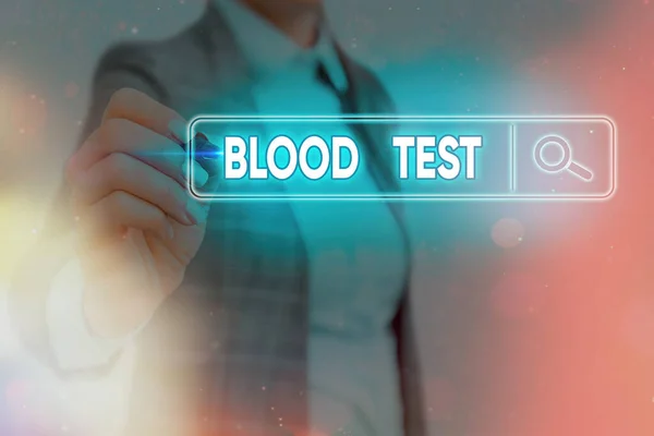 Kan Testi 'ni gösteren not yazıyorum. Bir organizmadan alınan kan örneğinin laboratuvar analizi için mükemmelleştirilmesi. Web arama dijital bilgi fütüristik teknoloji ağı. — Stok fotoğraf