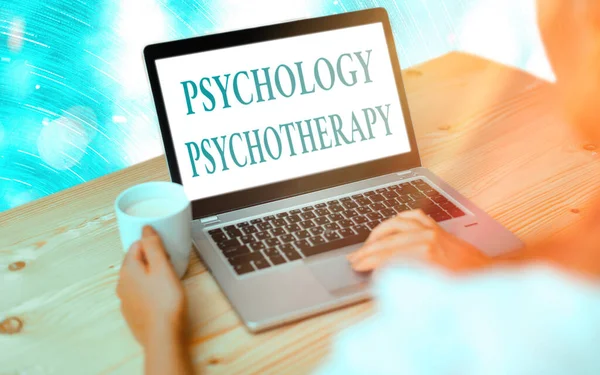 Tekst pisma psychologicznego Psychoterapia. Koncepcja oznaczająca zastosowanie metody psychologicznej w leczeniu chorób psychicznych Nowoczesne gadżety z białym ekranem wyświetlacza w kolorowym tle bokeh. — Zdjęcie stockowe