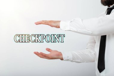 Kelime yazma metni kontrol noktası. Gezginlerin güvenlik kontrollerine tabi olduğu insanlı girişler için iş konsepti. Gezgin geliştirme sürecini sembolize eden el hareketleriyle model..