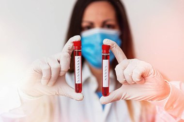 İlk yardım görevlisini gösteren mesaj işareti. Kavramsal fotoğraf. Tıbbi analiz sonucu için acil tıbbi çalışma laboratuvar kan testi uzmanı olan bir sağlık çalışanı..