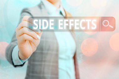 Yan etkileri gösteren not yazılıyor. Bir uyuşturucu veya tıbbi tedavinin tipik istenmeyen etkilerini gösteren iş fotoğrafı. İnternet arama dijital bilgi fütüristik teknoloji ağı bağlantısı.