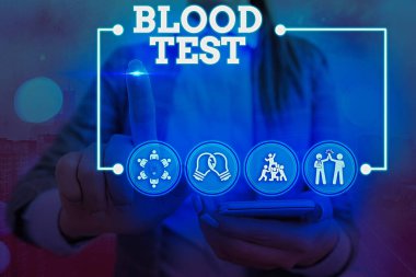 Kan Testi 'ni gösteren kavramsal el yazısı. İş fotoğrafı metni, bir organizmadan kan örneği alarak bir laboratuvar analizi kusursuzlaştırdı Dijital teknoloji ağı bilgi ağı bilgi elementleri.