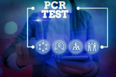 PCR Testi 'ni gösteren kavramsal el yazısı. DNA Bilgi Dijital Teknoloji Ağı bilgi ağı bilgi elementleri içindeki viral genomun iş fotoğrafı niteliksel tespiti.