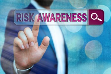 Risk Farkındalığını Yazan El Yazıları. Kavram, hayati tehdit oluşturabilecek faktörlerin tanınması anlamına gelir Web arama dijital bilgi fütüristik teknoloji ağı bağlantısı.