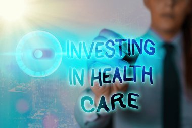 Sağlık Hizmetlerine Yatırım 'ı gösteren bir not yazıyorum. İş fotoğrafı gösterimi, web veri bilgi güvenlik uygulama sistemi için sağlık grafiklerinin bakımı veya iyileştirilmesi üzerine para koydu.