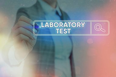 Laboratuvar Testi 'ni gösteren not yazılıyor. İnternet arama dijital bilgi fütüristik teknoloji ağı bağlantısının test edildiği maddelerden tıbbi teşhisin belirlenmesini gösteren iş fotoğrafı.