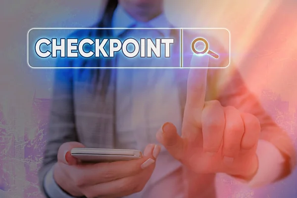 Schrijfbriefje met Checkpoint. Zakelijke foto presentatie bemande ingang, waar reizigers zijn onderworpen aan veiligheidscontroles Web zoeken digitale informatie futuristische technologie netwerkverbinding. — Stockfoto