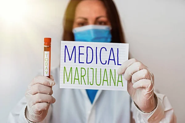 Skriva lapp som visar medicinsk marijuana. Företagsfoto visa upp tillgängliga endast genom recept och används för att behandla sjukdom Laboratorieblodprov för medicinsk diagnostisk analys. — Stockfoto