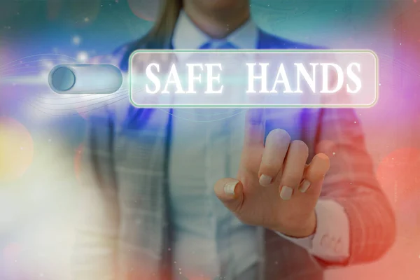 Написання тексту "Безпечні руки". Концепція бізнесу Забезпечення стерильності та чистоти рук для знезараження Графічний замок для системи захисту інформації веб-даних . — стокове фото