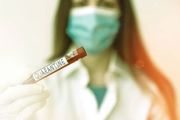 Escritura a mano conceptual que muestra Cuarentena. Restricción del texto fotográfico comercial sobre las actividades de una persona o el transporte de mercancías Muestra de análisis de sangre de laboratorio para análisis de diagnóstico médico . —  Fotos de Stock