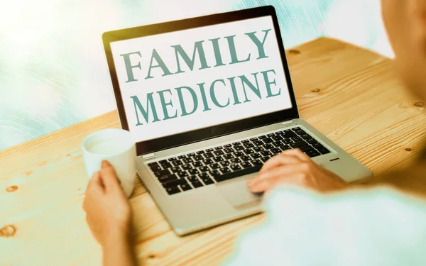 Scrittura di testi a mano Medicina di famiglia. Concetto che significa assistenza sanitaria completa per l'individuo e la famiglia gadget moderni con schermo bianco sotto lo sfondo colorato bokeh. — Foto Stock