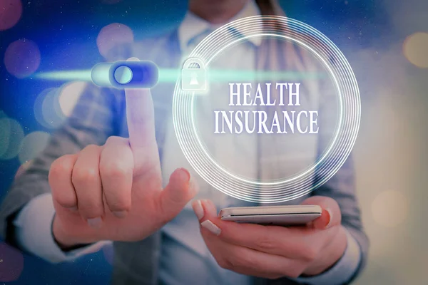 건강 보험이라는 문자를 쓴다. 웹 데이터 보안 애플리케이션 시스템을 위한 보험에 가입 된 그래픽 패들의 의료 비용을 조달하는 사업 개념. — 스톡 사진