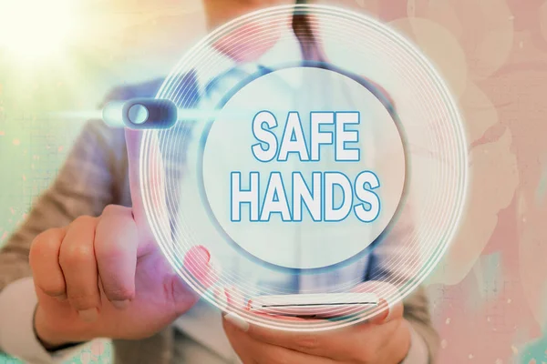 Słowo pisze tekst "Bezpieczne ręce". Koncepcja biznesowa zapewniająca sterylność i czystość dłoni do dekontaminacji Kłódka graficzna do systemu aplikacji bezpieczeństwa danych internetowych. — Zdjęcie stockowe