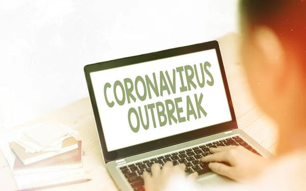 Coronavirüs salgınını gösteren kavramsal el yazısı. Yeni keşfedilen COVID19 'un sebep olduğu iş metni bulaşıcı hastalığı renkli bokeh arkaplan altında beyaz ekranlar. — Stok fotoğraf