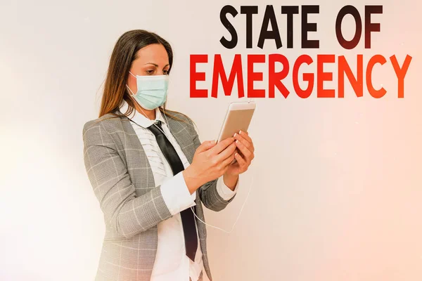 Escribiendo una nota que muestra el estado de emergencia. Foto de negocios que muestra el reconocimiento de una condición extrema que afecta a nivel nacional Promover la concienciación sobre la salud con un conjunto de precauciones médicas — Foto de Stock