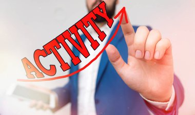 Etkinliği gösteren not yazılıyor. İş fotoğrafı birçok şeyin meydana geldiği ya da dijital ok başı eğrisi etrafında hareket ederek büyüme kavramını gösteren bir durumdur.