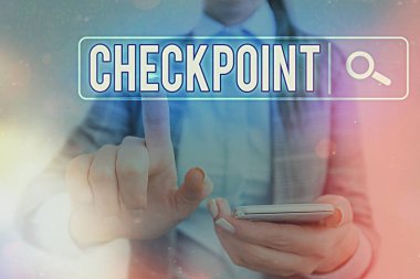 Kelime yazma metni kontrol noktası. İnsanlı giriş için iş konsepti, yolcuların güvenlik kontrollerine tabi olduğu Web arama dijital bilgi fütüristik teknoloji ağı bağlantısı.