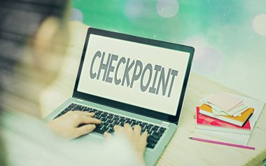 Kontrol Noktası 'nı gösteren kavramsal el yazısı. Gezginlerin güvenlik kontrollerine tabi tutulduğu iş fotoğraflı giriş, renkli bokeh arka plan altında modern cihazlar beyaz ekran.