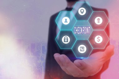 El yazısı metin yazımı Kontrol Noktası. İnsanlı giriş anlamına gelen kavram, yolcuların güvenlik kontrollerine tabi olduğu yer, şebekeler ve en son dijital teknoloji konseptinin farklı kurulumları.